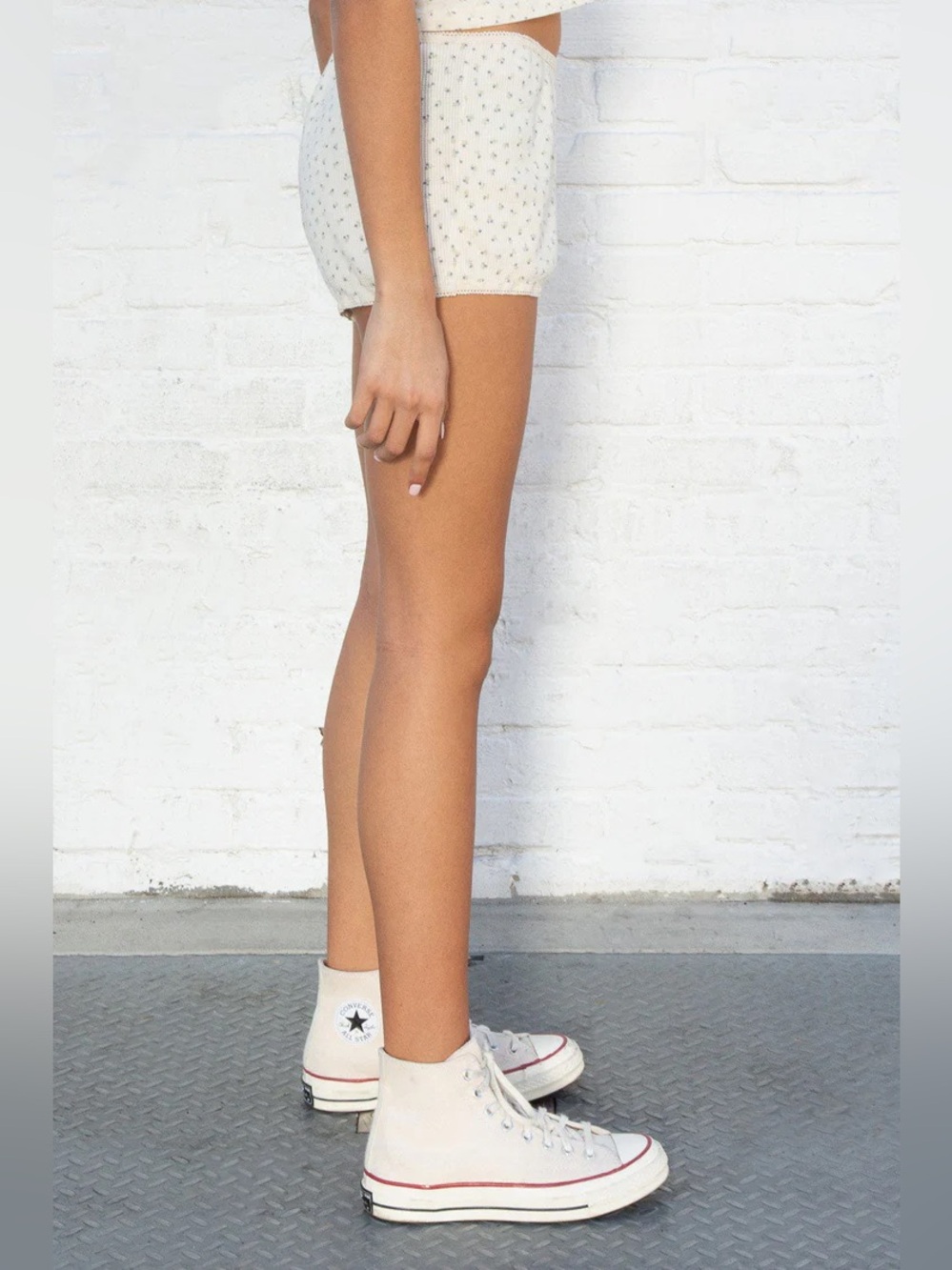 BRANDY MELVILLE EMERY FLORAL THERMAL LACE SWEATSHORTS IN BLUE GREEN FLORAL - Picture 5 of 7